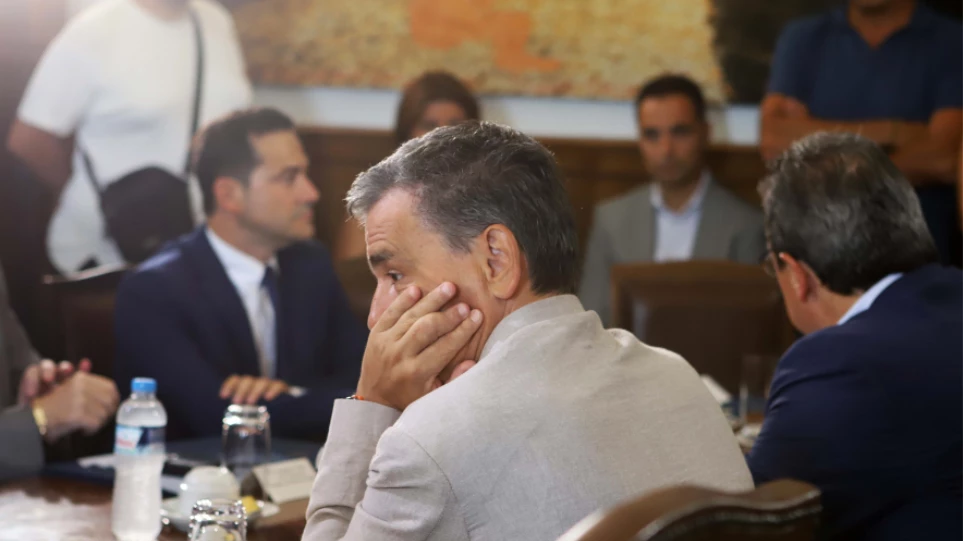 Εξαλλος ο Τσακαλώτος επειδή δεν του έφεραν καφέ! (βίντεο)